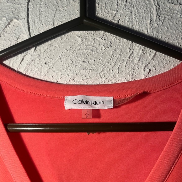 Ladies Calvin Klein Coral Sleeveless Blouse with Pearlized Buttona Size Small - Picture 5 of 5